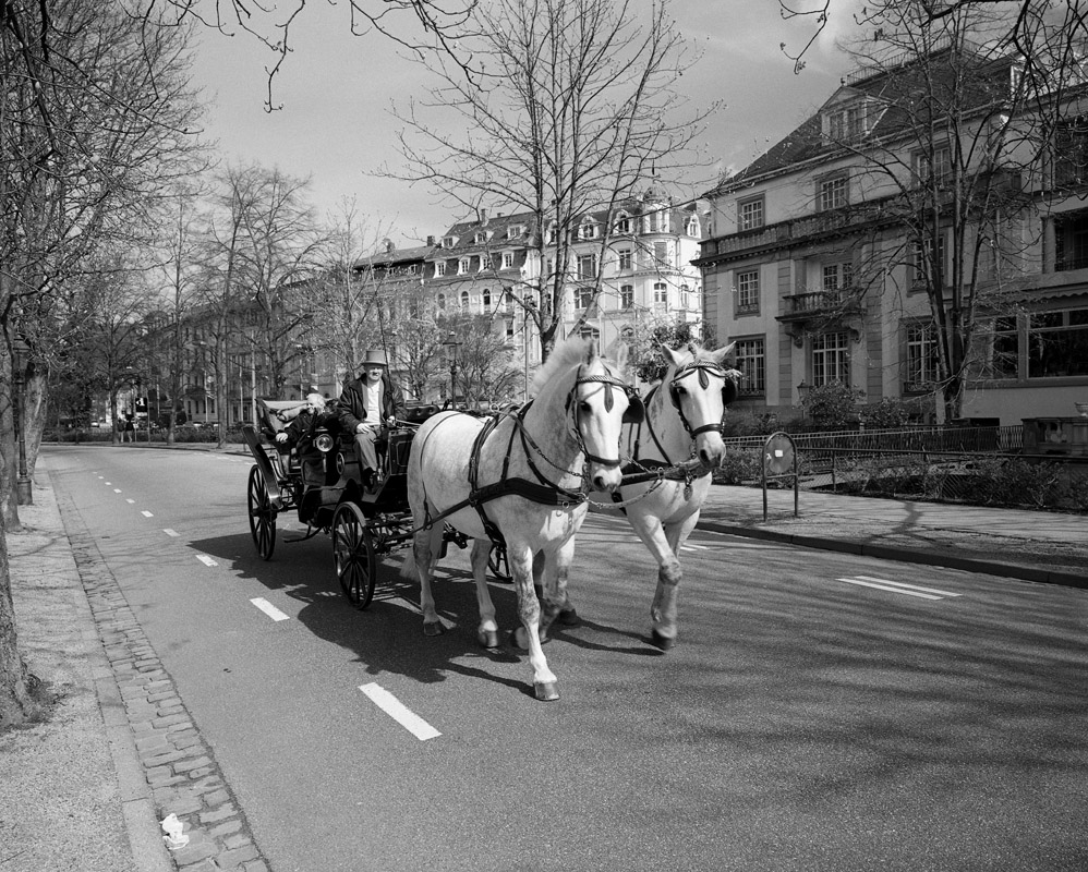 img_NP400_xtol360 rgb.jpg - Hier in Baden-Baden reist man noch ganz traditionell. Das war es schon wieder für heute. Hoffentlich gibt's bald wieder besseres Wetter, dann kann ich auch wieder mehr Bilder machen. Natürlich wird in Zukunft nicht alles analog grau in grau sein. Keine Angst, die Welt wird ja gerade wieder richtig bunt und als Informatiker halte ich der Datenverarbeitung schon die Treue ;-) Aber ahem, hüstel, es wäre schön, wenn es auch wieder warm und sonnig werden würde. 8 Grad sind irgendwie nicht angemessen für Mai! Ich mein ja nur... Tschau für heute.